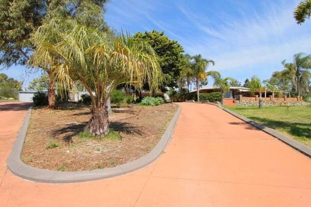 16 Livingstone Drive, Canning Vale