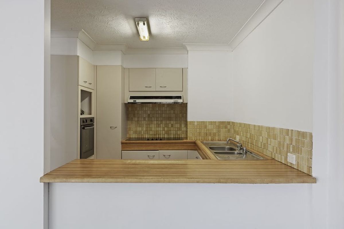 2 / 8-10 Queensland Avenue, Broadbeach