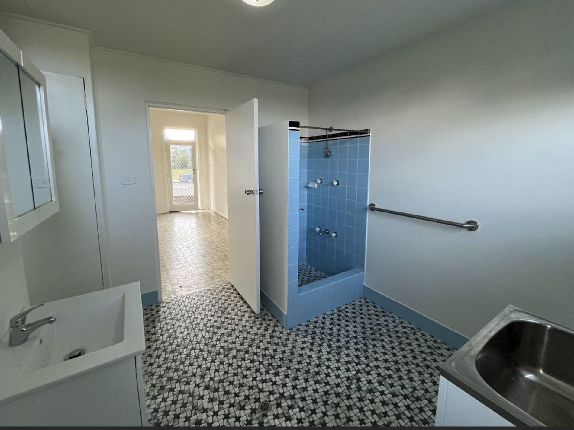 1 / 5 First Avenue, Warrawong