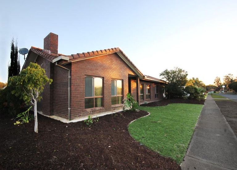 2 Everard Court, West Lakes