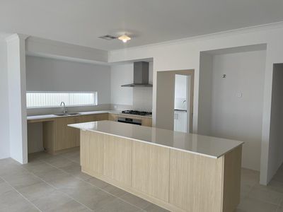 7 Roebuck Blvd, Eglinton