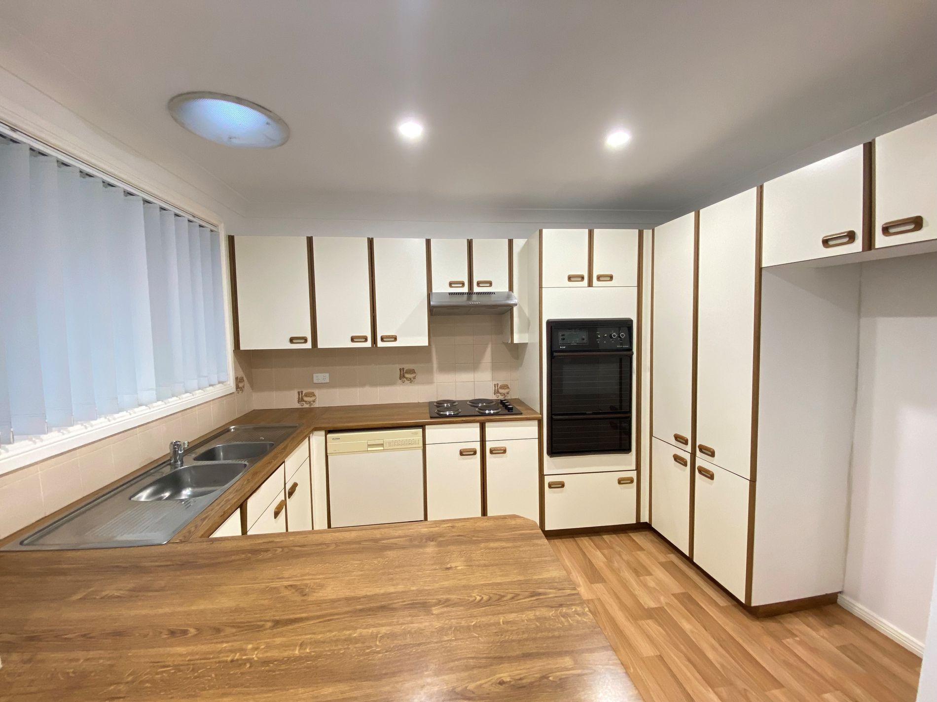 5 / 6A Fripp Crescent, Beverly Hills