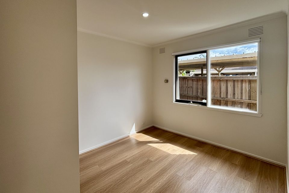 1 / 10 Templewood Crescent, Avondale Heights