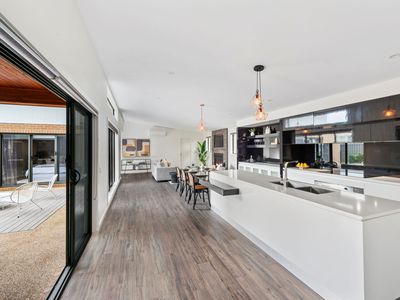 4 PIONEER PLACE, Thurgoona