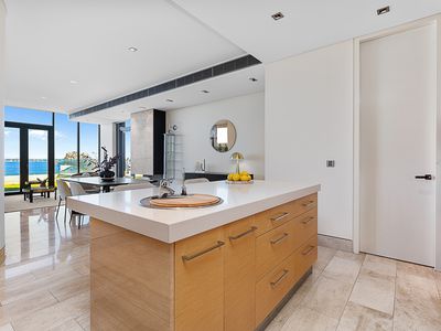 1 / 8 Mounts Bay Road, Crawley