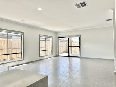 3 Farmingdale Street, Manor Lakes
