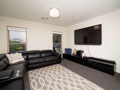 36 LEMONGRASS CIRCUIT, Griffin