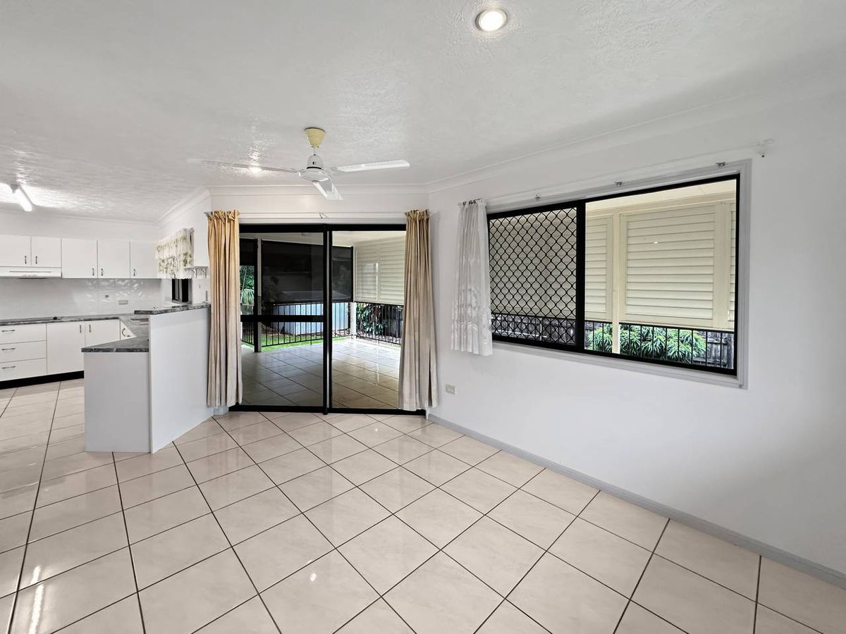 7 Waller Street, Atherton