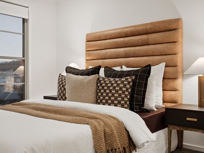 64 Lunar Circuit, Spring Mountain