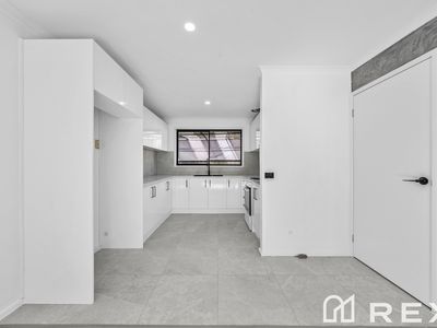 5 / 16 Heywood Crescent, Cranbourne North