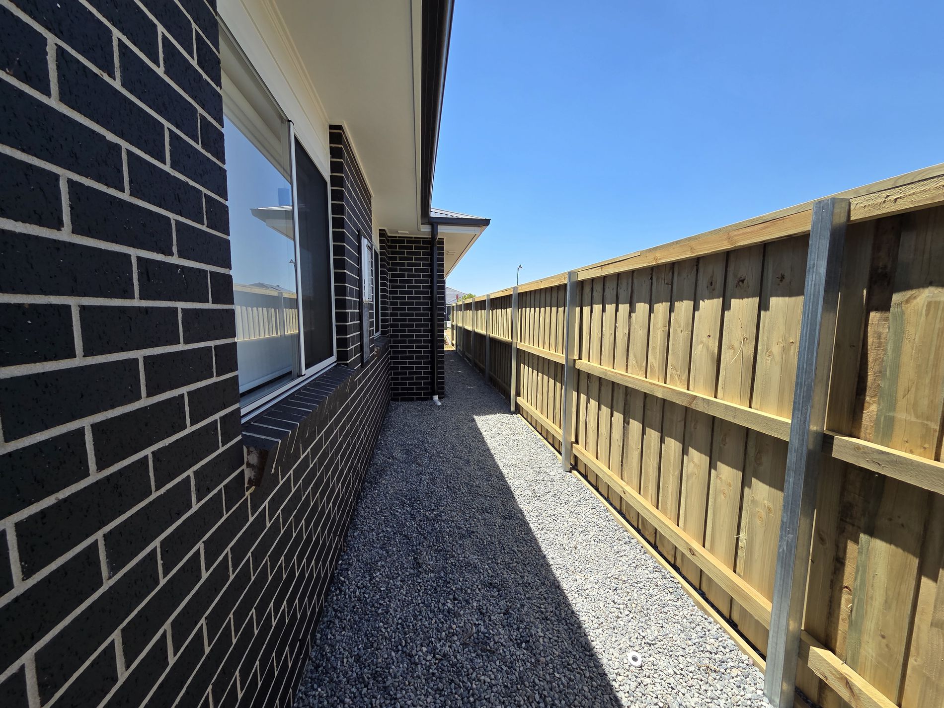 2/243 Settlers Boulevard, Chisholm