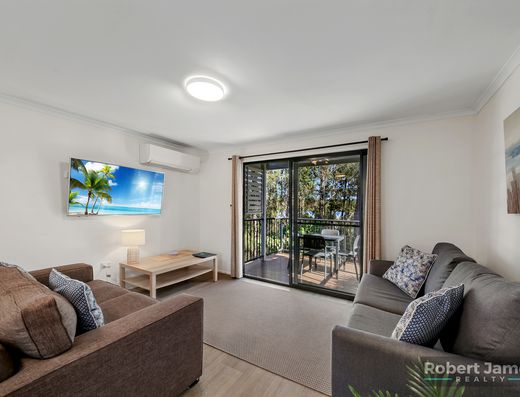  DUAL KEY APARTMENT - PREMIUM POSITION - WATER ASPECT OF LAKE DOONELLA   image 8