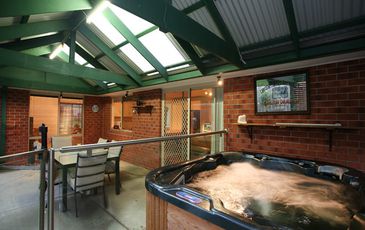 6 Hampton Court, Beaconsfield