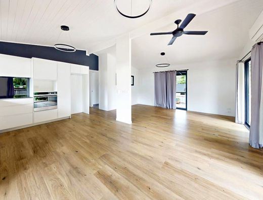 Stylish Little Gem in a Great Location image 2