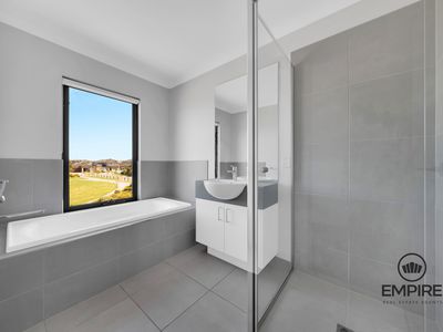 5 Lopes Walk, Clyde North