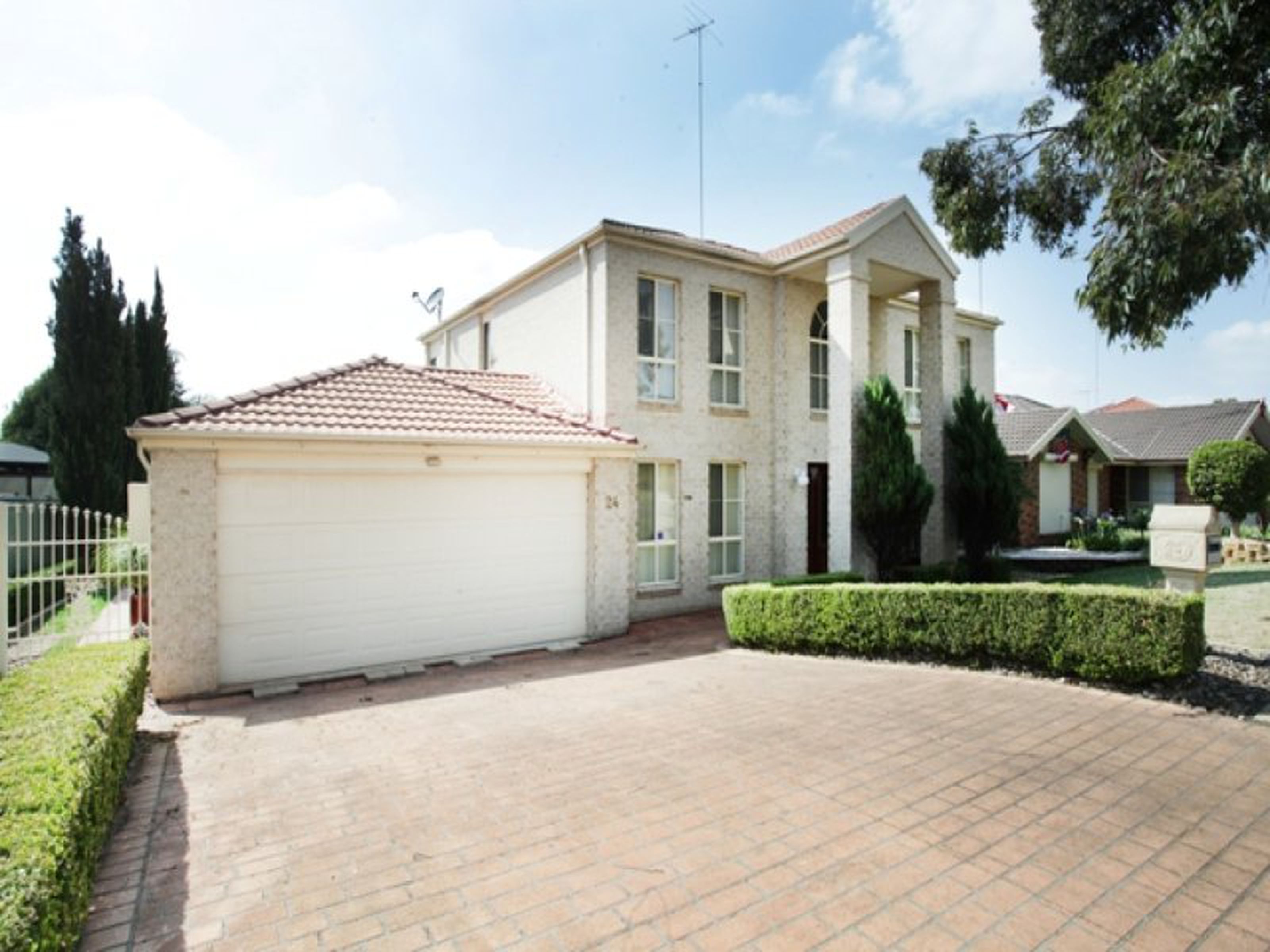 24 St Andrews Drive, GLENMORE PARK