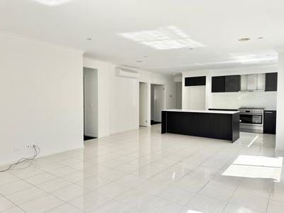 14 Honeycomb Avenue, Manor Lakes