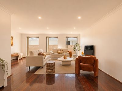11 Ensenada Ct, Broadbeach Waters