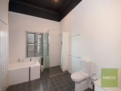 11 Estate Street, West End