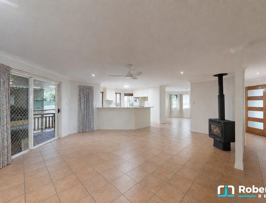 Large Family Living Opposite Noosa Golf Club image 8