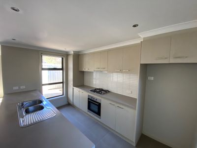 2 / 9 Brimpton Grove, Wyndham Vale