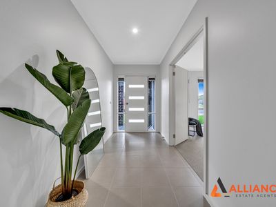 81 Charlbury Crescent, Cranbourne North