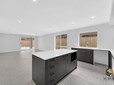 13 Pickering Crescent, Lara
