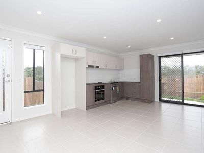 2 / 9 Sapphire Crescent, Redbank Plains