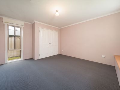 8 WATTLE WAY, West Albury