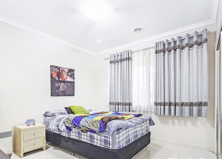 2 / 5 Risdon Drive, Notting Hill