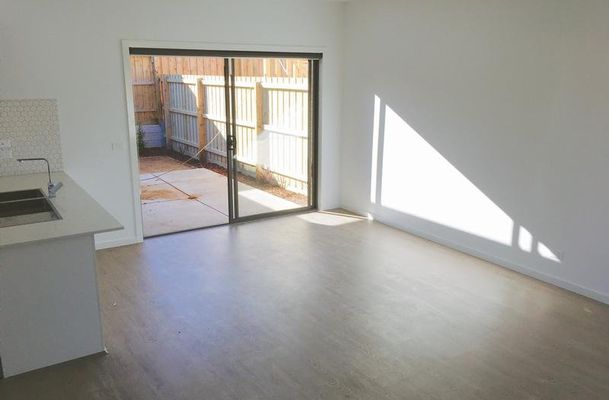 8 Gyrfalcon Way, Doreen