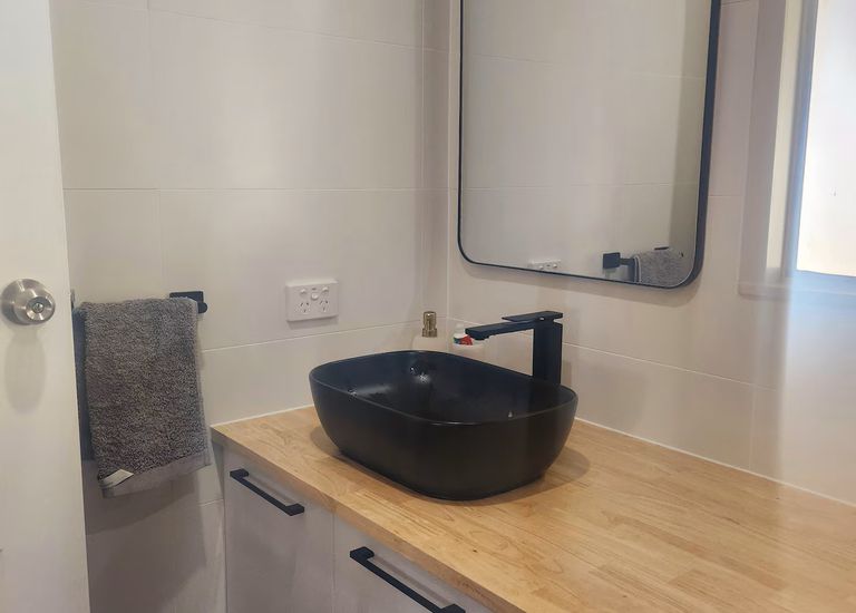 8 Hundred Line Road, The Pines