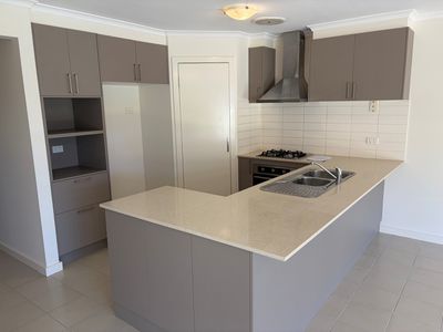 2 / 2 Lilly Pilly Close, Werribee