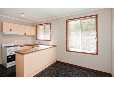 2 / 33 Parkview Close, Dandenong