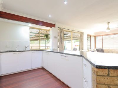 11 Cowlishaw Rise , Parmelia