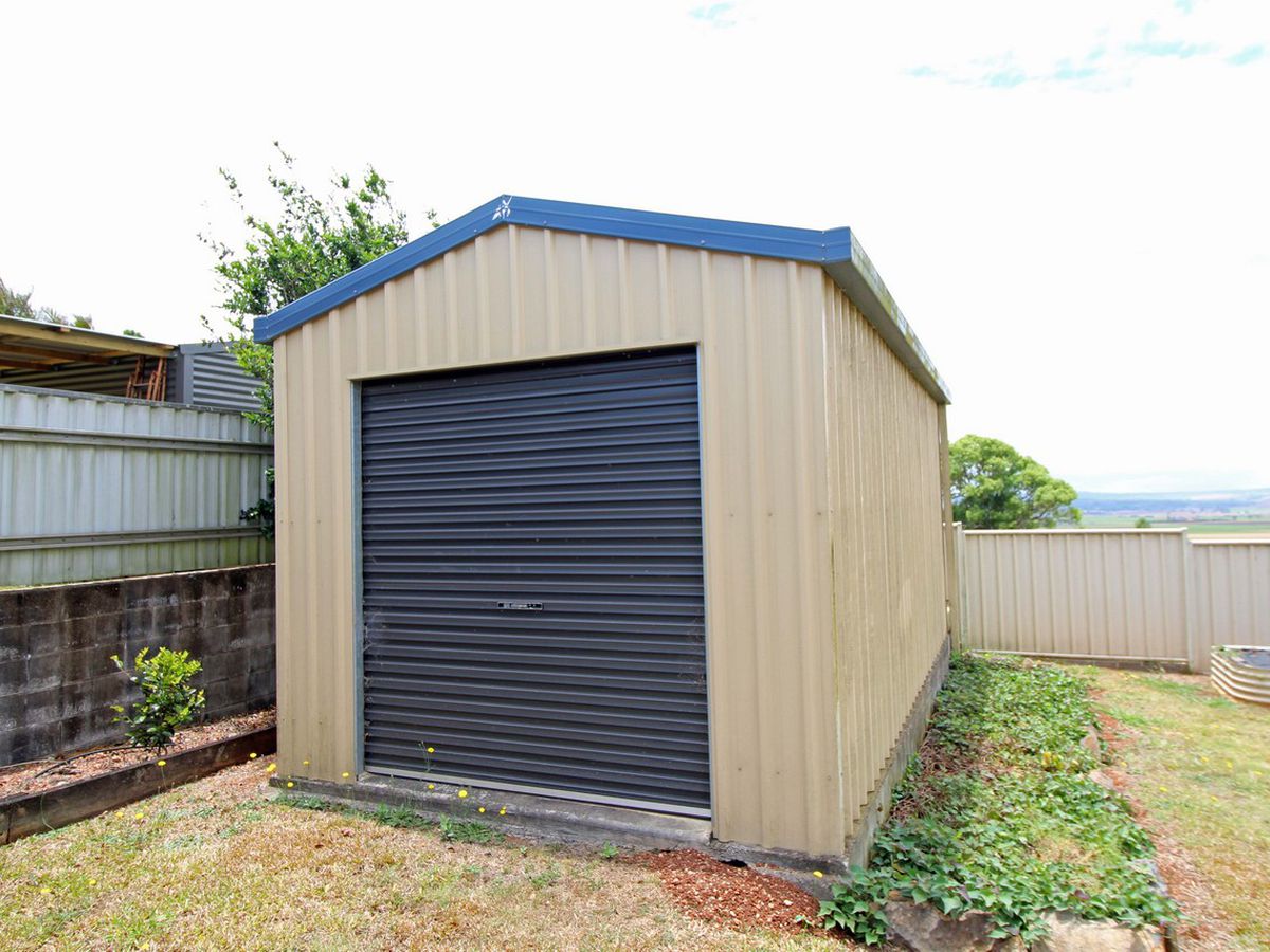 7 Jannina Drive, Atherton