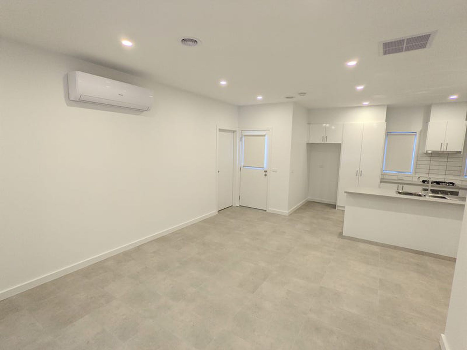 8 / 5 Helms Street, Newcomb