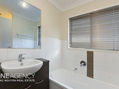 48 Lakes Entrance Dr, Springfield Lakes