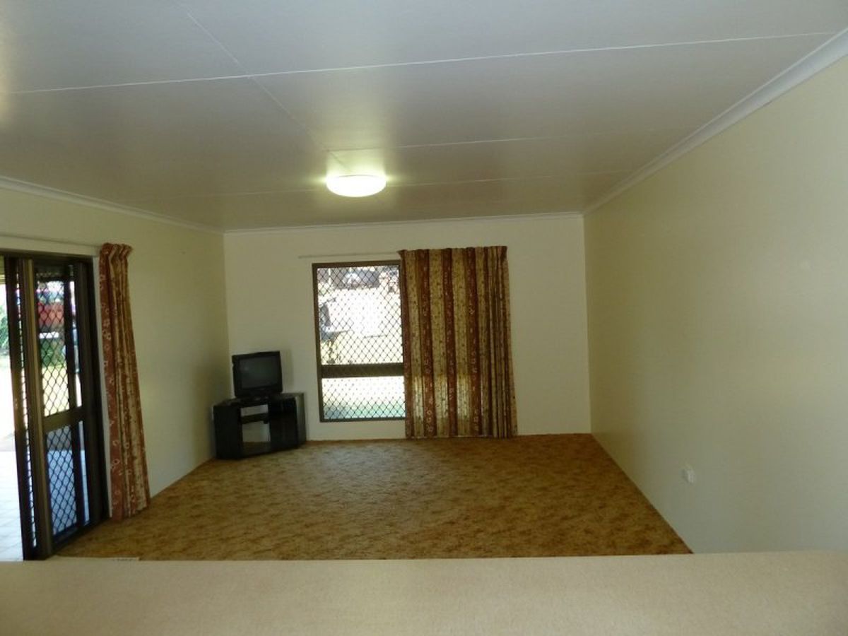 2 / 12 Rita Circt., Atherton