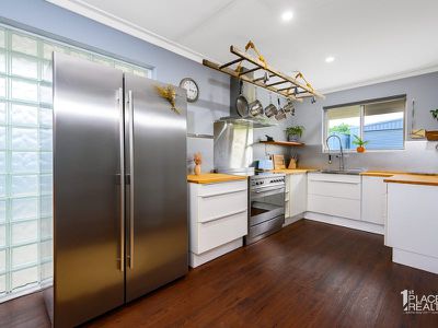 27 Sicklemore Rd, Parmelia