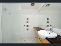 10 Grand Pde, Kawana Island