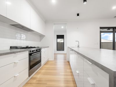 30 HILLFORD CIRCUIT, Thurgoona