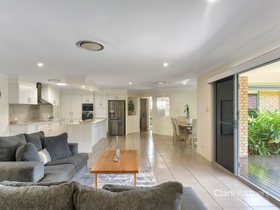 5 Curlew Court, Warner
