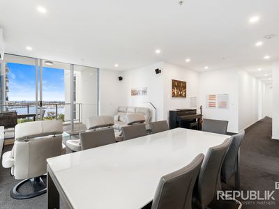1102 / 4 COMO CRESCENT, Southport