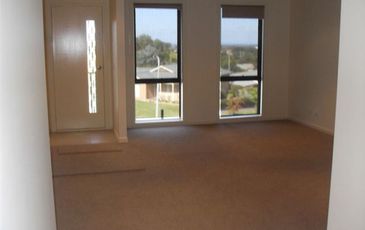 1 / 11 McCaffery Rise, Pakenham