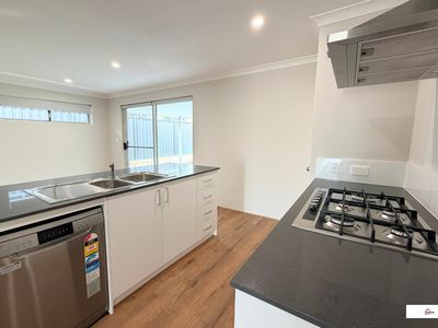 33 Camperdown Way, Lakelands