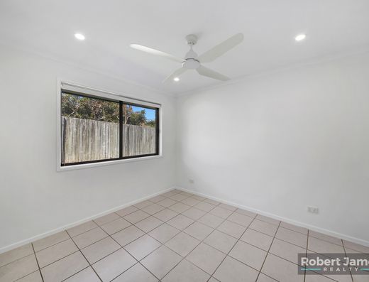 Bright and Breezy 3 Bed Home with Fruit image 15