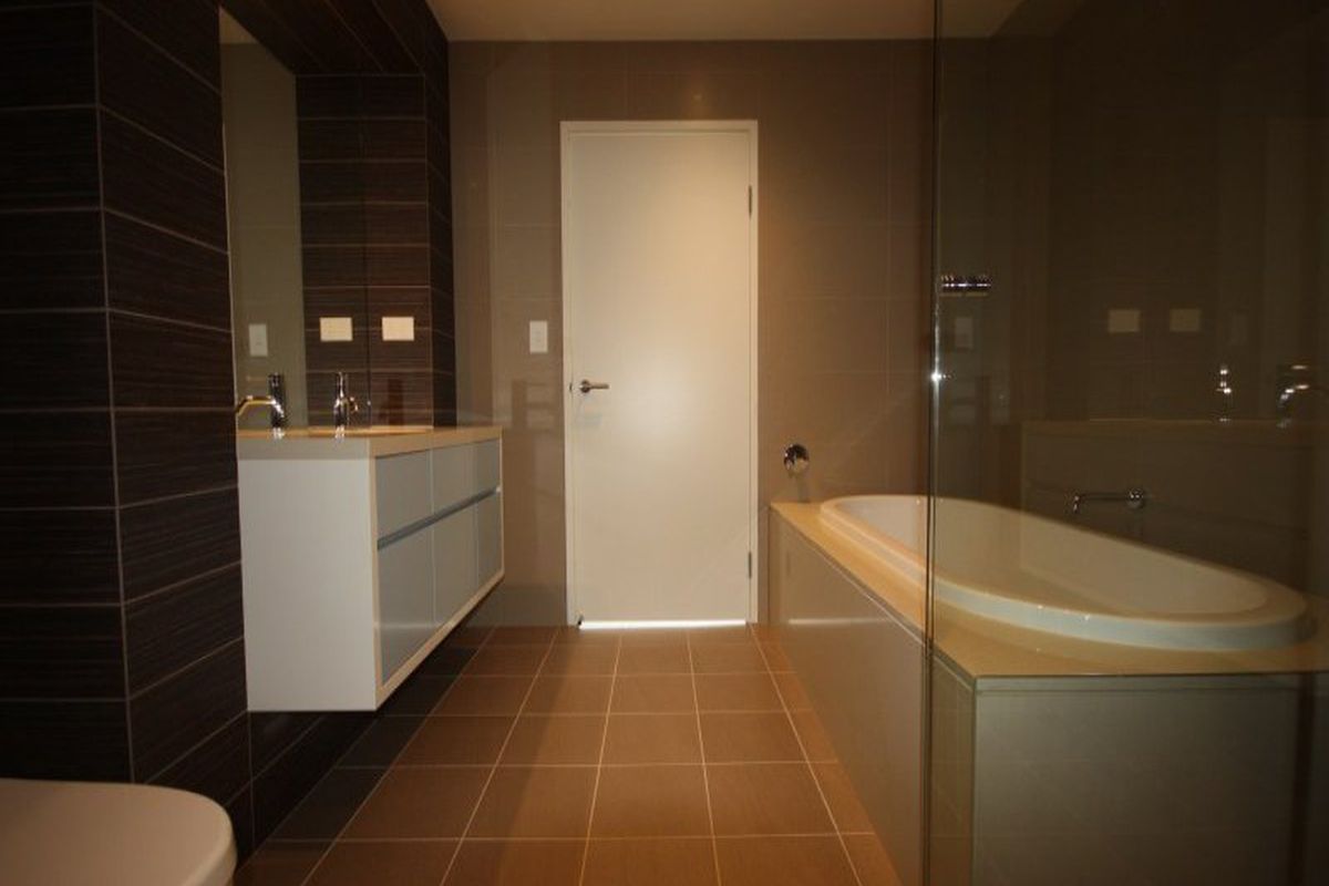 28 Peninsula Drive, Breakfast Point