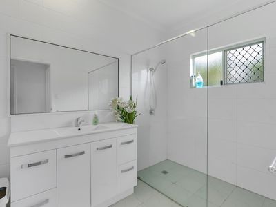 64B Harley Street, Kamerunga