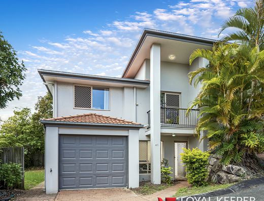 Elegant 3-Bedroom Townhouse in Desirable Sunnybank Hills